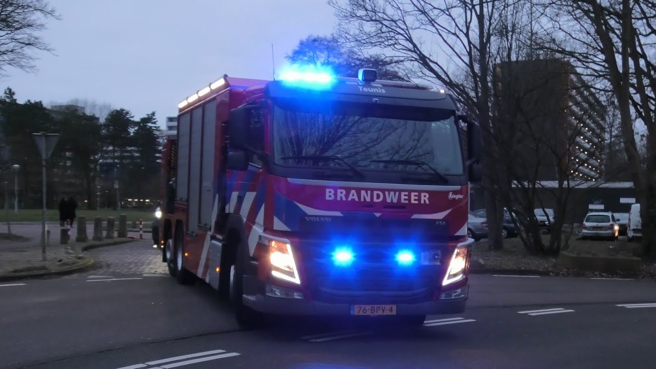[Zware THV] Vele Hulpdiensten met spoed naar een Aanrijding Auto/Bus op het Zuideinde in Amsterdam!