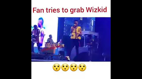 Fan Rushed Wizkid On Stage In Scary Moment