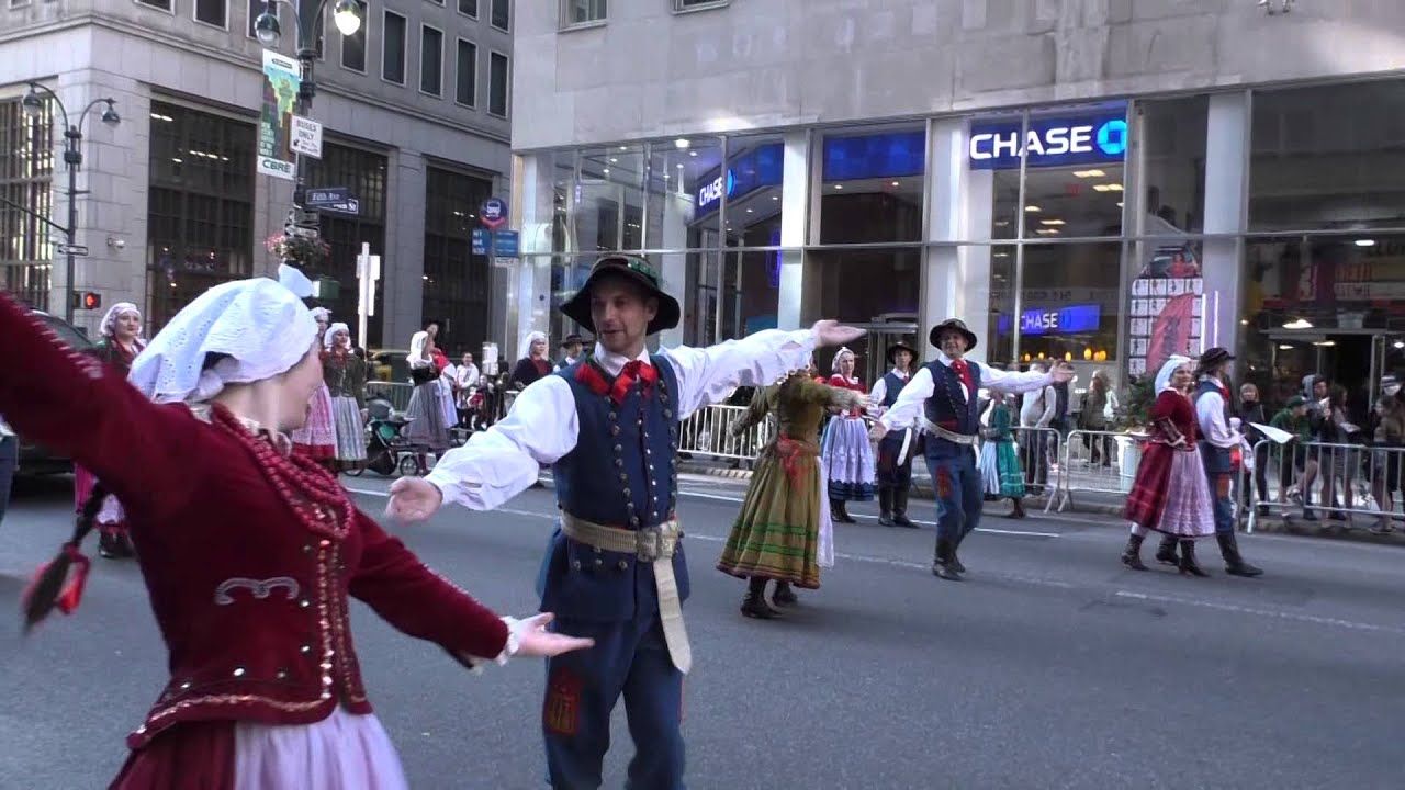高校の後夜祭でフォークダンス 盛り上がる曲で男女が急接近 高校の後夜祭でフォークダンス 盛り上がる曲で男女が急接近