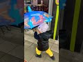 Yürüyen şemsiye ☂️ 😍#şemsiye #yağmurzamanı #yağmur #kidsvideo #cute