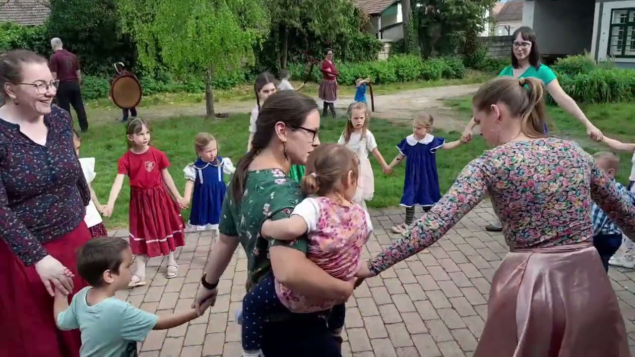 GÓLYAFÉSZEK CSALÁDI TÁNCHÁZ ÉS JÁTSZÓHÁZ