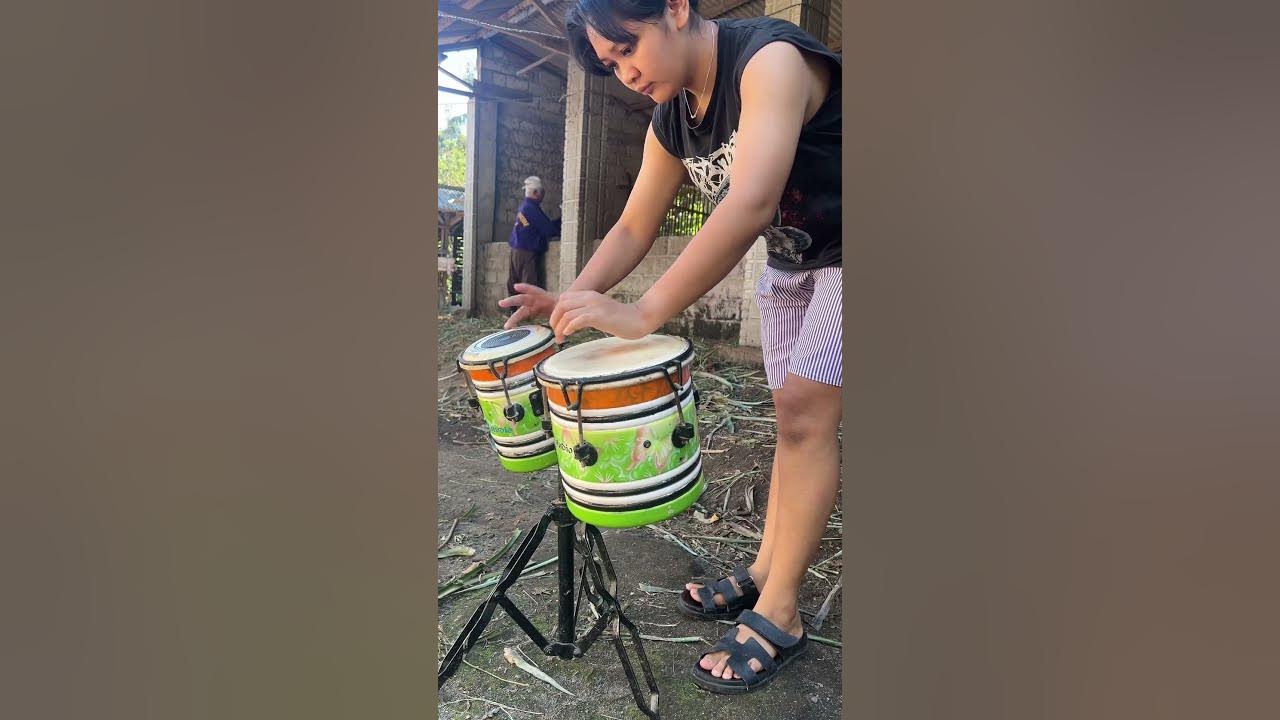 Main kendang di depan kandang sapi #epepkendang