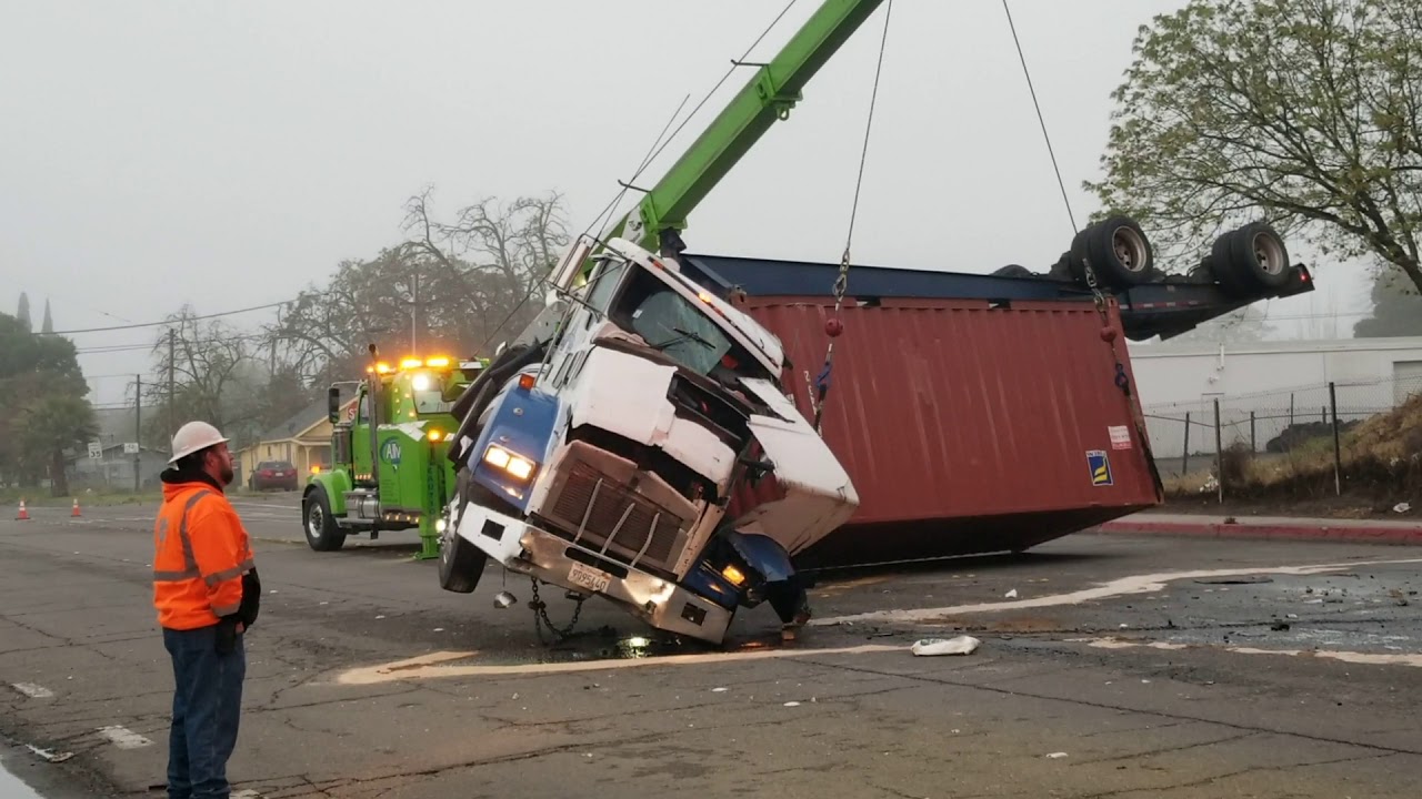BIG RIG CRASHES DOWN HIGHWAY 99 OVERPASS IN MERCED - YouTube