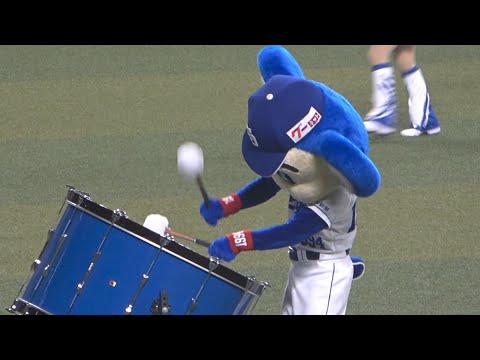 ドラムをまな板代わりにして大根の千切りをしているドアラ (2022/09/07)