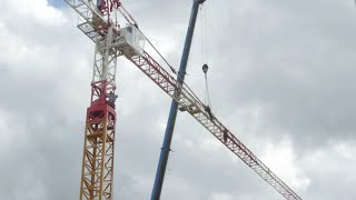 Montage d'une grue de chantier en timelapse