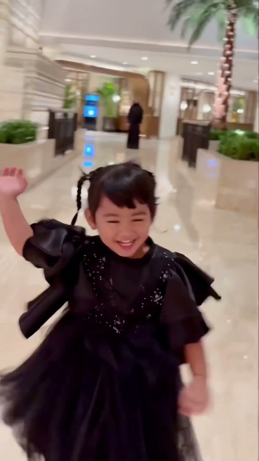 Pacaran sama anak kecil..