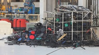 DIUJUNG MASJIDIL HARAM ADA TUMPUKAN BARANG BEKAS WAQAF JAMAAH KURSI YG SUDAH RUSAK INI KONDISINYA 