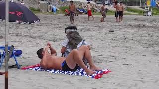 Sentandome en la Toalla de Desconocidos   Bromas en la playa