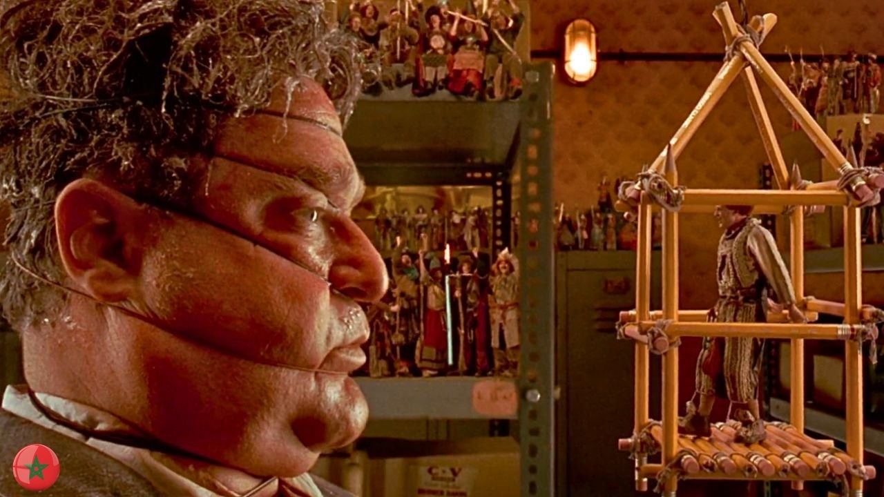 وجد أقزام صغيرة وسط بيته 😲 فساعدوه في إسترجاع منزله من محام جشع 📄  | ملخص فيلم بالدارجة