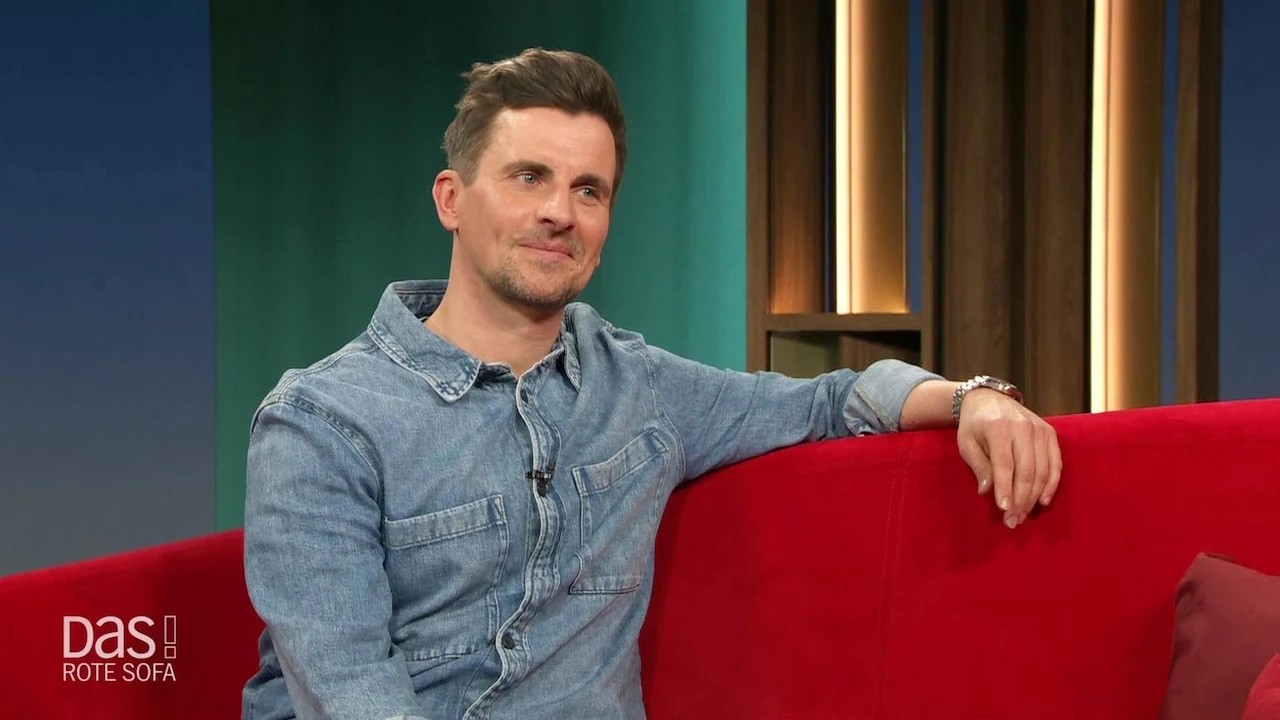 Theologe und Schauspieler Julian Sengelmann auf dem Roten Sofa 19.2.2026