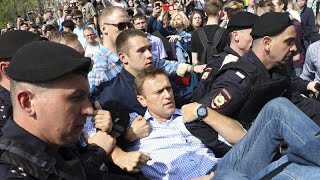 Őrizetbe vették Navalnij közeli munkatársait