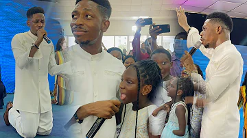 Watch how Moses Bliss Sung with a Young Girl at Trinity Baptist Church and Holy spirit descended 🔥