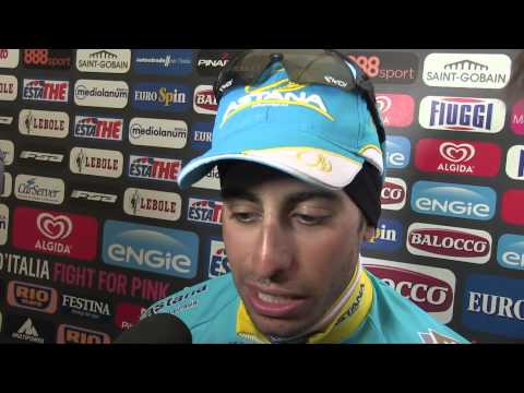 Video: Fabio Aru byl vyloučen z Giro d'Italia kvůli zranění kolena