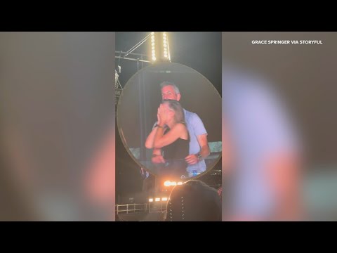 Coldplay concert 'kiss