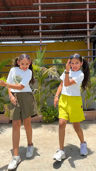 Gore Gore mujhe pe kala kala chashma 😘♥️#kashishpatel #trendingshorts #dancevideo #duetdance #viral