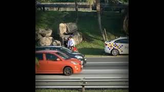 Polis Trafik Menumbuk Muka Penunggang Motosikal Di Kecam Teruk Oleh Netizen