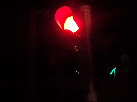 Βίντεο: Όταν πλησιάζετε σε ένα κόκκινο φανάρι που αναβοσβήνει οι οδηγοί πρέπει;