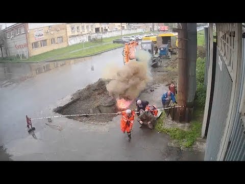 Экскаватор рвёт высоковольтный кабель. Real Video