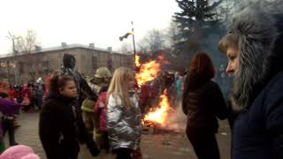 Сжигание чучела масленицы в городе Рязань около дворца культуры ДК
