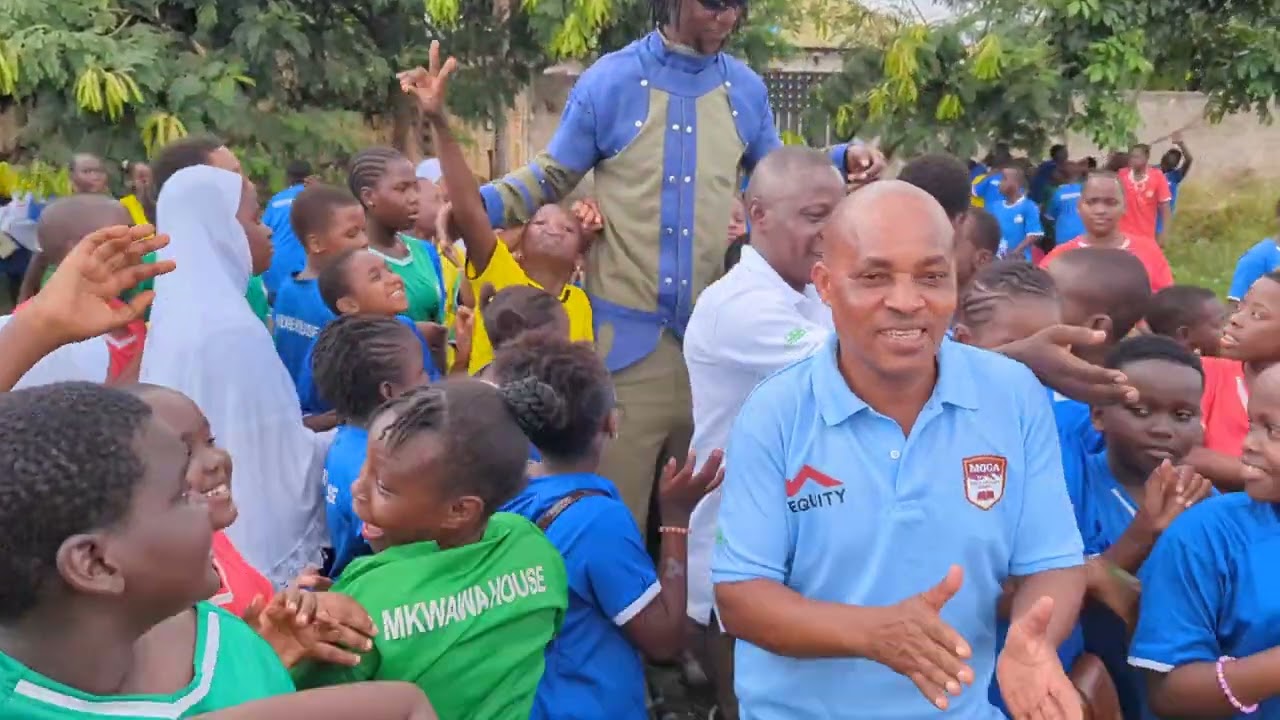 Mtu mrefu Tanzania alipokutana na watoto hawa kutoka moga pre primary school ❤️