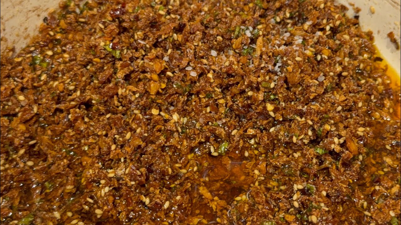 Korean Chili Oil with lots of Garlic! A Yummy Recipe to Make Perfect for Topping and Seasoning!
