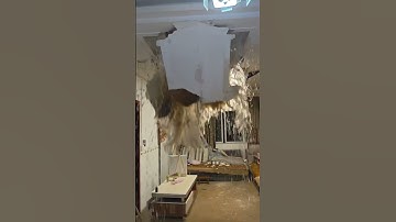 Nhìn căn nhà bị nước làm trần đổ xuống