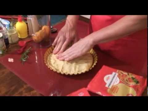 Taiteile taikinasta näyttävät koristeet piirakoille. 