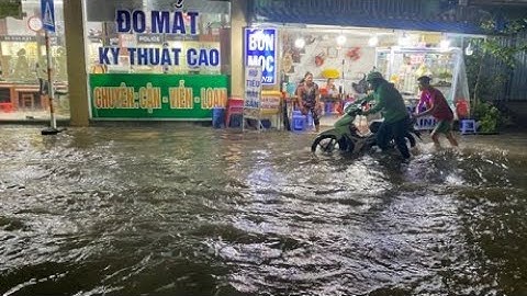 Đường phố TP Vĩnh Long ngập sâu