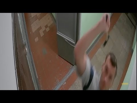 Видеокамера в подъезде / сосед молотком разбивает камеру видеонаблюдения.