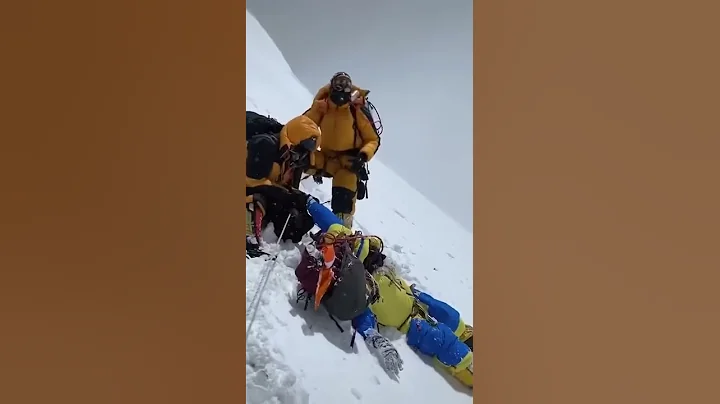 珠峰8000米大“堵车”！登山者目睹队员从自己脚下滑坠 - 天天要闻