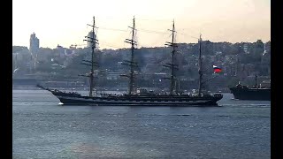 Российский барк Крузенштерн проходя проливом Босфор провел гонку не утопив ни одного буксира :)
