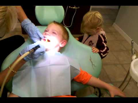 funny-boy-giggles-in-the-dentist-chair