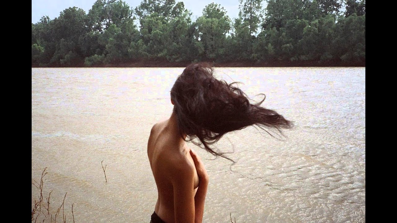 Фото кудряшки с белыми сиськами у воды Фото кудряшки с белыми сиськами у воды