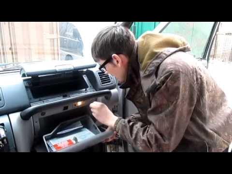 Открываем бардачок для доступа к фильтру