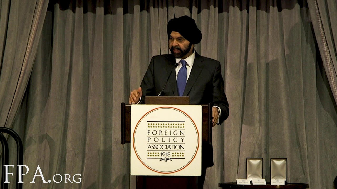 2019 Fiancial Services Dinner - Ajay Singh Banga presents the FPA Medal to Antonio Horta-Osorio