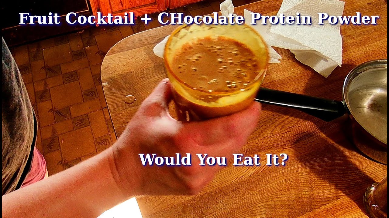 Фруктовый коктейль и шоколадный протеиновый порошок! Давайте смешаем и выпьем!