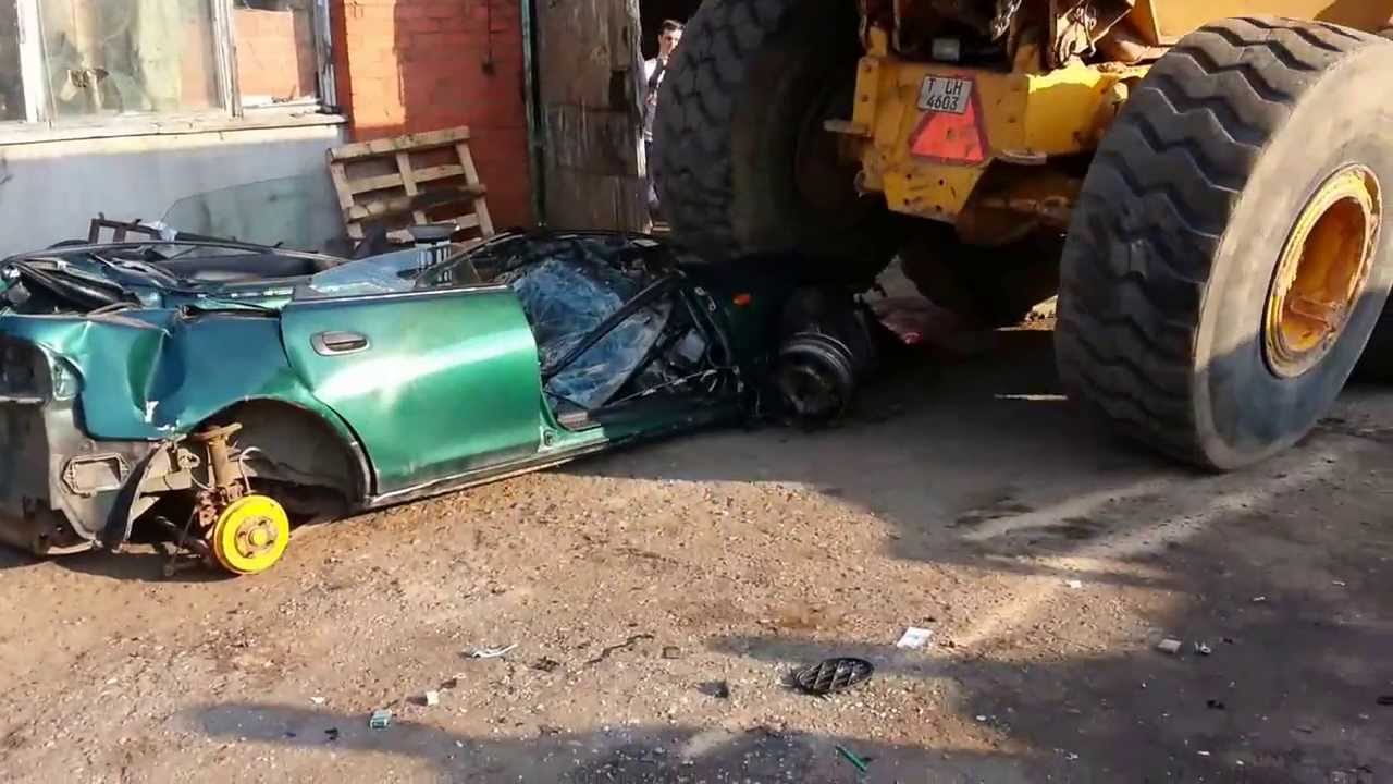 Трактор обгоняет машину