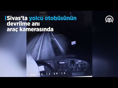 Sivas'ta yolcu otobüsünün devrilme anı araç kamerasında