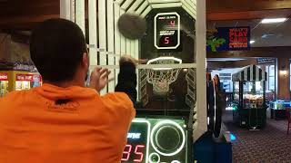 Shooting Baskets On Hyper Shoot With Mister Complain screenshot 5