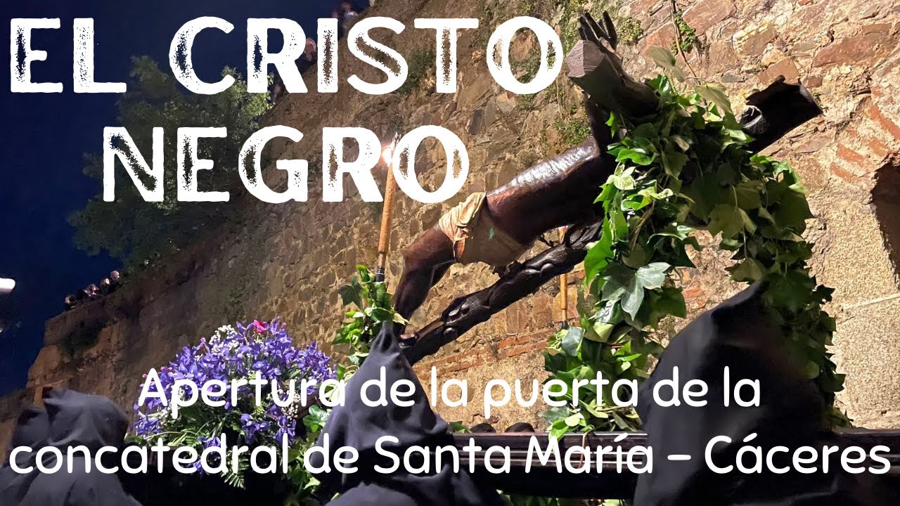 SOBRECOGEDORA la apertura de la puerta de la concatedral de Santa María para salir el Cristo Negro