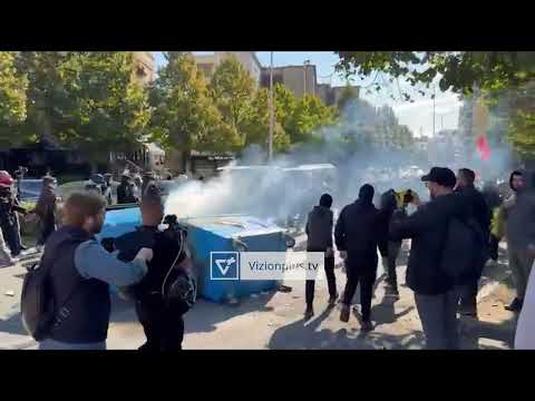 Dita e katërt e protestës në Tiranë, përplasje mes policisë dhe qytetarëve te Ministria e Arsimit
