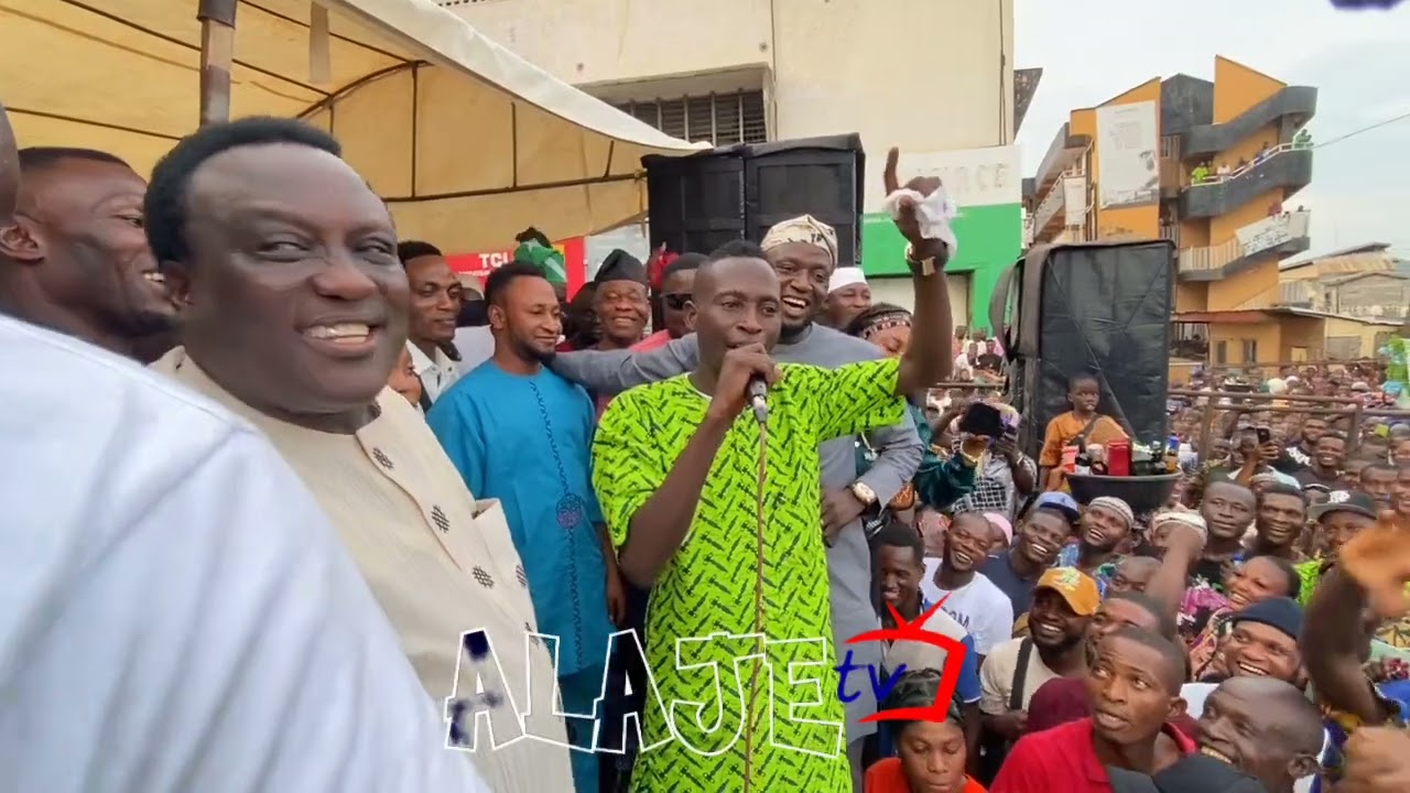 BEAUTIFUL MOMENTS BETWEEN KING SAHEED OSUPA & ALL HIS MUSICAL SONS ON STAGE AT 1ST GBAGI ORISUN AJE