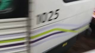 輕鐵614輕鐵澳洲第一期翻新列車1025/1048駛入景峰站一號月台(614往元朗方向,614P往兆康方向)