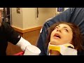 Une jeune fille sous anesthésie fait rougir l'infirmier