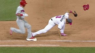 PHI@WSH: Umpires review Hernandez out at first