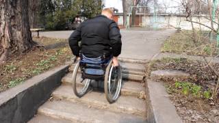 Как подняться по лестнице, если ты в коляске. How to climb a ladder if you're on the wheelchair