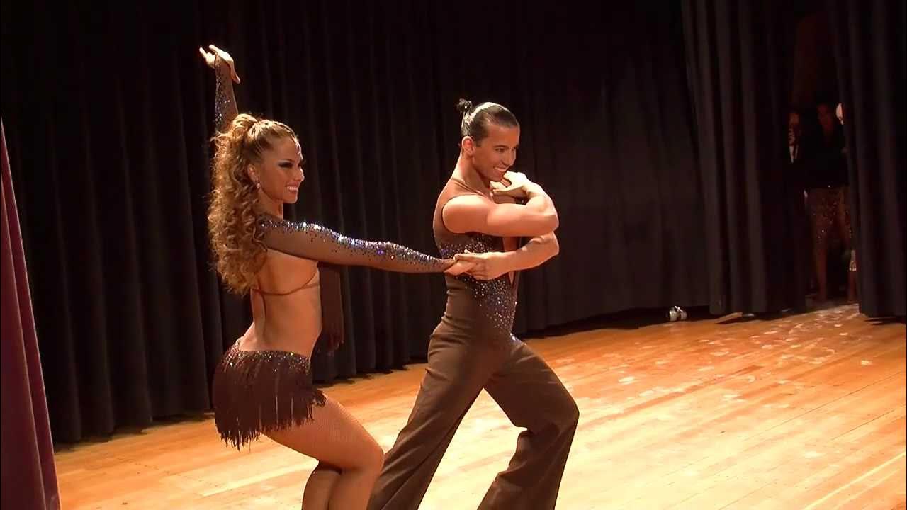 Самые невероятные танцы. Доминикана танцы бачата. Линейная сальса. Сомбреро в сальсе. Меренге танец доминикана.