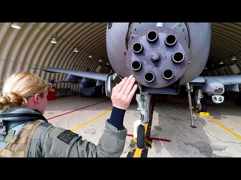 Een mooie vrouw, de piloot van &rsquo;s werelds krachtigste aanvalsvliegtuig A-10 Thunderbolt II.