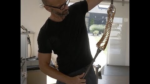Tobias Møhl blaast een Black Twill Vase in filigrain-techniek Etienne Gallery PAN Amsterdam 2025