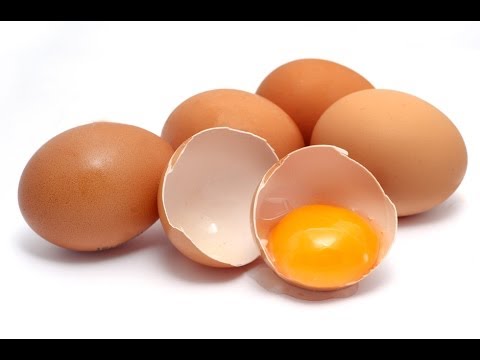 Video: Gebakken Eieren In Landelijke Stijl Met Zwart Brood